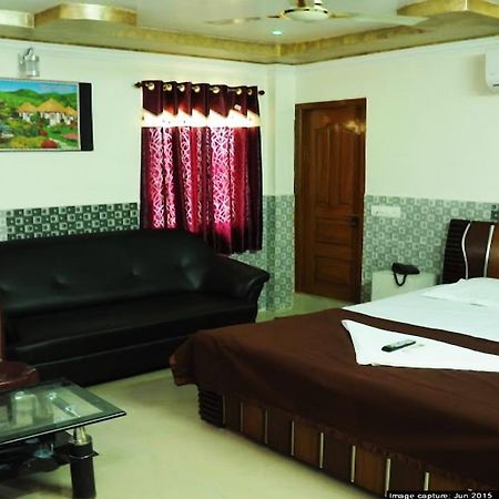 Hotel Manorama Inn Khammam Exteriör bild