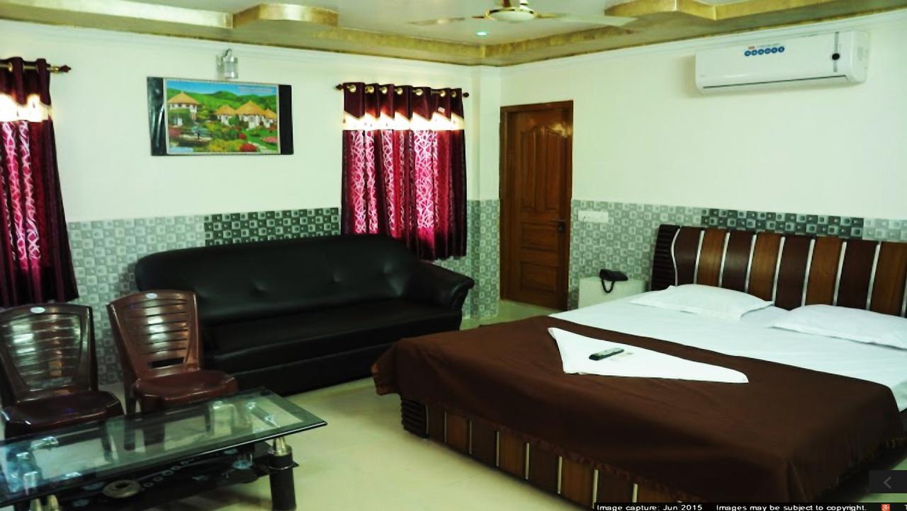 Hotel Manorama Inn Khammam Exteriör bild