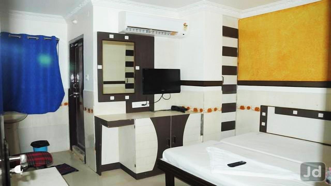 Hotel Manorama Inn Khammam Exteriör bild